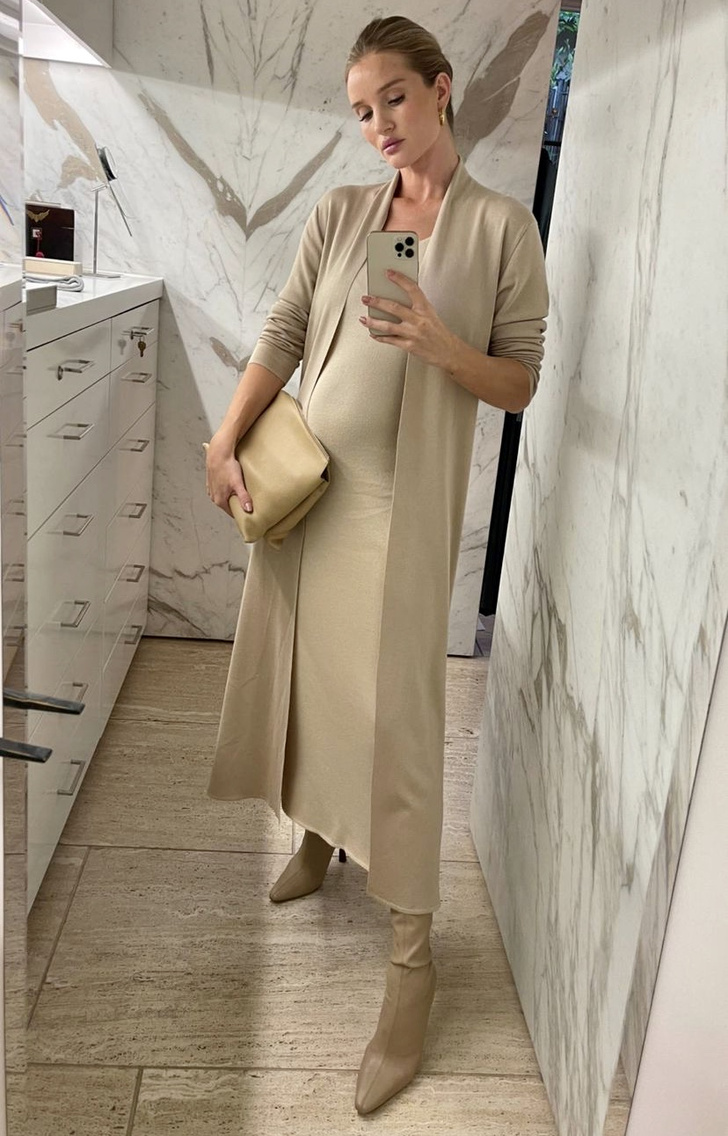 Беременная Роузи Хантингтон-Уайтли показывает, с чем сочетать трикотажное платье осенью
