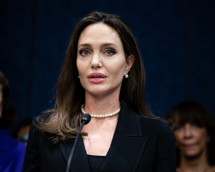 Ни один мускул не дрогнул: на Украине Джоли пришлось прятаться в укрытии