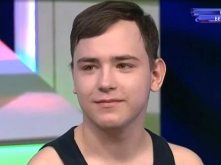 Пишет ногами, мечтает водить машину и обнять маму. Судьба 16-летнего Дениса, лишившегося рук