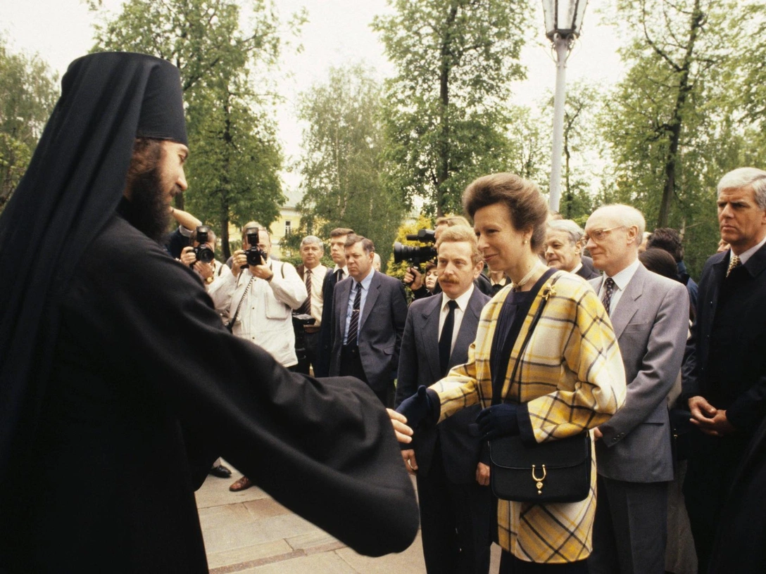 Принцесса Анна во время посещения Троице-Сергиевой Лавры в Загорске, 26 мая 1990 | marieclaire.ru