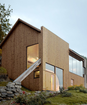 Деревянный дом на берегу норвежского озера