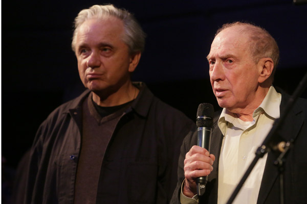 Евгений Стеблов и Сергей Юрский на церемонии прощания с Александром Леньковым