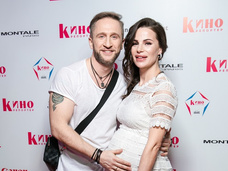 Оскар Кучера посетил вечеринку вместе с беременной женой