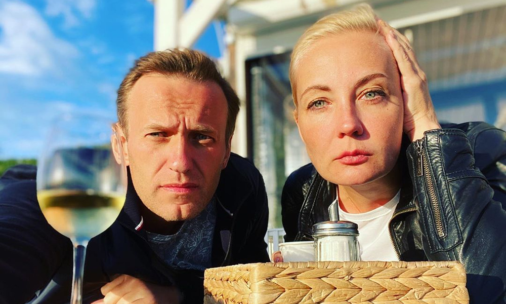 "Юлька плотно подсела на стакан и ведет себя неадекватно": Так вот куда пропала Юлия Навальная после похорон мужа