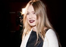 Беременная Оксана Акиньшина вышла в свет в облегающем платье