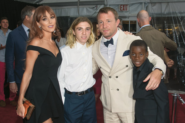 Рокко с отцом Гаем Ричи, его женой Джеки и братом Дэвидом Бандой, приемным сыном Мадонны, на премьере фильма. Август 2015 года