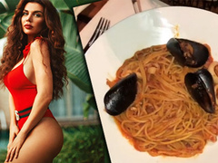Анна Седокова не боится поправиться и на отдыхе ужинает спагетти и булками