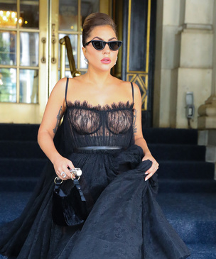 Черный лебедь: Леди Гага в платье Alexander McQueen с прозрачным корсетом