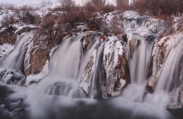 Застыли реки и земля застыла