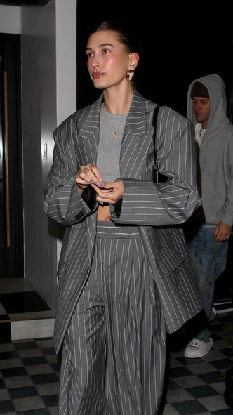 Оверсайз в тренде: Хейли Бибер надела стильный брючный костюм, вдохновленный модой 90-х