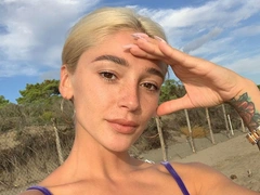 «В 18 лет сидела с прыщавым лбом и мечтала быть роковой»: Настя Ивлеева вспомнила, с чего начинала