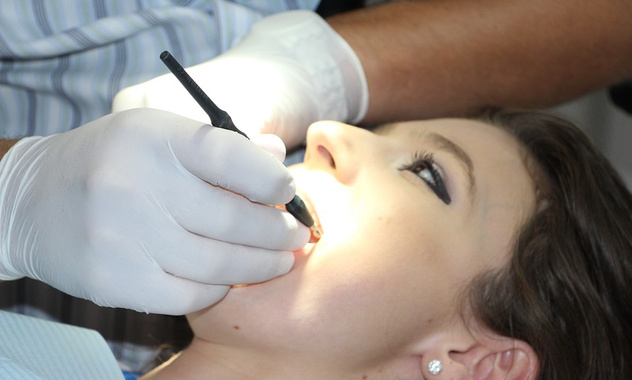 «Серебрение» зубов и еще 4 процедуры, которые стоматологи не советуют своим пациентам