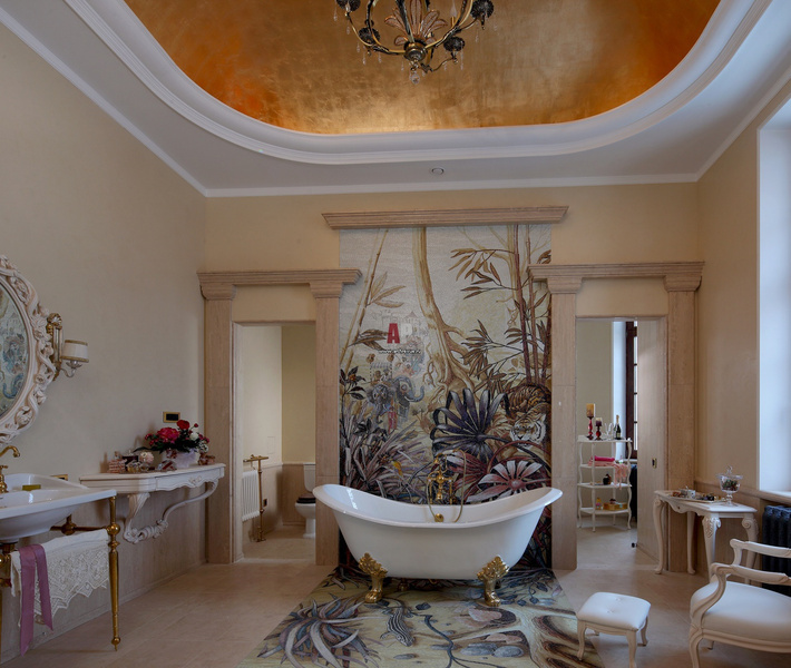 Как выглядит замок Пугачевой и Галкина* изнутри: ванная с видом, тотемные символы и комната, которая всегда пугала детей