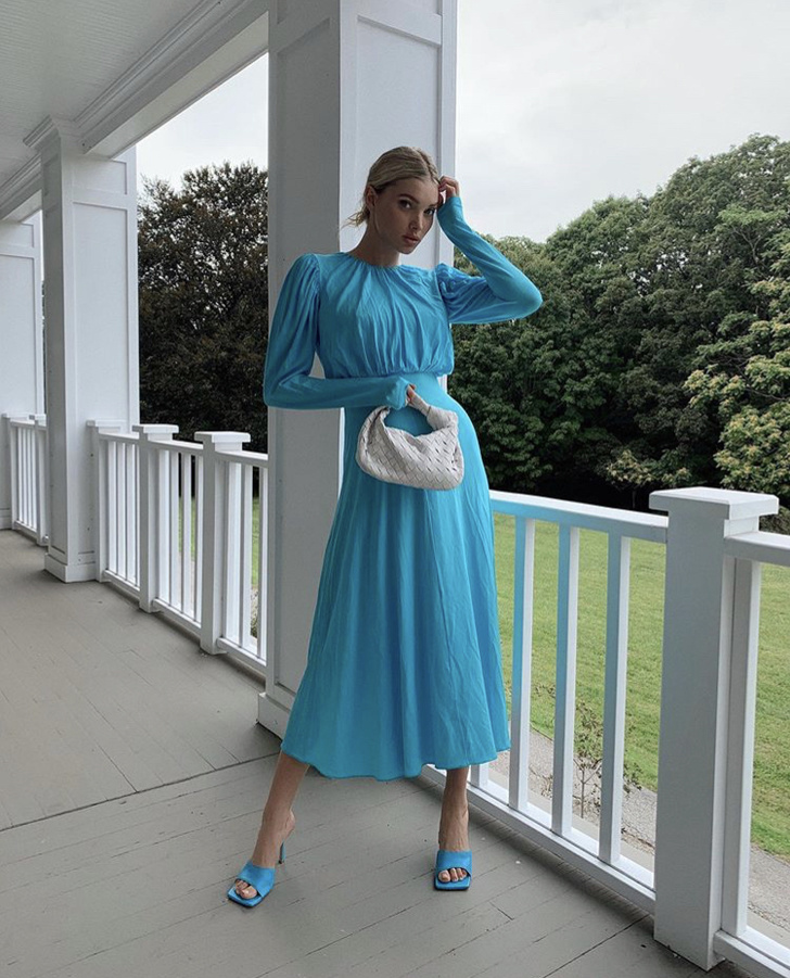 Фото №1 - Для особого случая: лазурное платье Эльзы Хоск, которое сделает из вас звезду на любой вечеринке