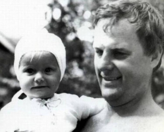 Ксения Собчак поделилась архивными снимками с отцом