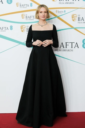 Ослепляют красотой: 15 вечерних нарядов звезд на премии BAFTA, которые вам захочется повторить