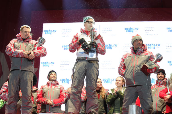 У мужчин на лыжах первым к финишу пришел Дмитрий Федоров, второе место занял Александр Носик, а третье - Костя Цзю