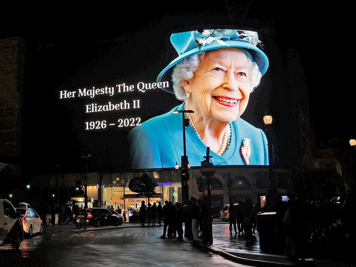 Прощай, легенда: как Великобритания и весь мир прощаются с королевой Елизаветой — со слезами на глазах и с тысячами роз