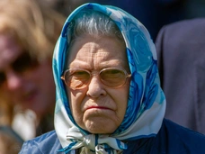 Любила корги, купила 5 тысяч шляпок и гоняла на джипе: редкие фото Елизаветы II, которую мы не знали