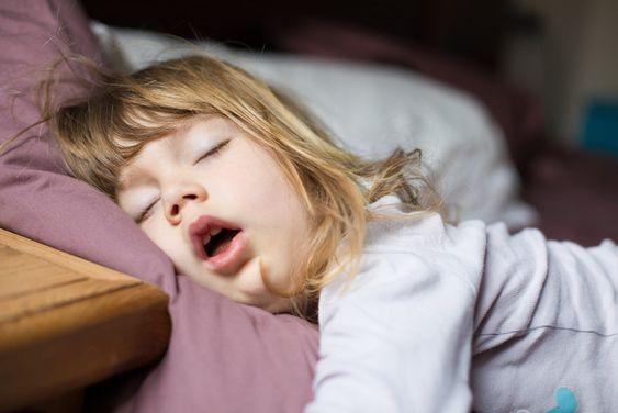 Как сделать так, чтобы ребенок захотел спать днем: 6 советов