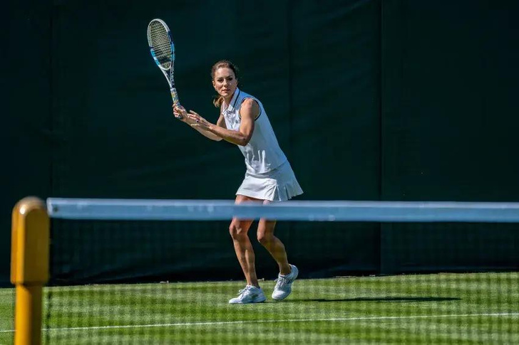 «Самая короткая мини-юбка в истории!»: Кейт Миддлтон влюбилась в теннисиста Роджера Федерера — 5 фото говорят за себя