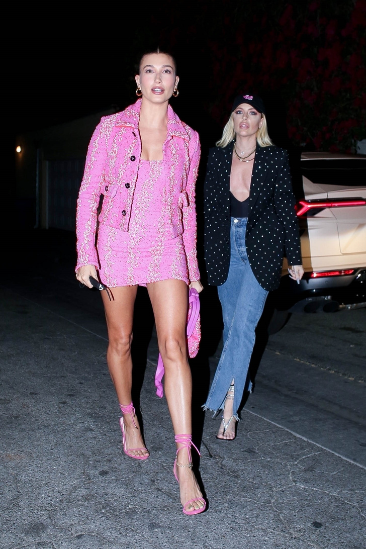 Кукла Барби: Хейли Бибер в розовом платье и жакете Bottega Veneta