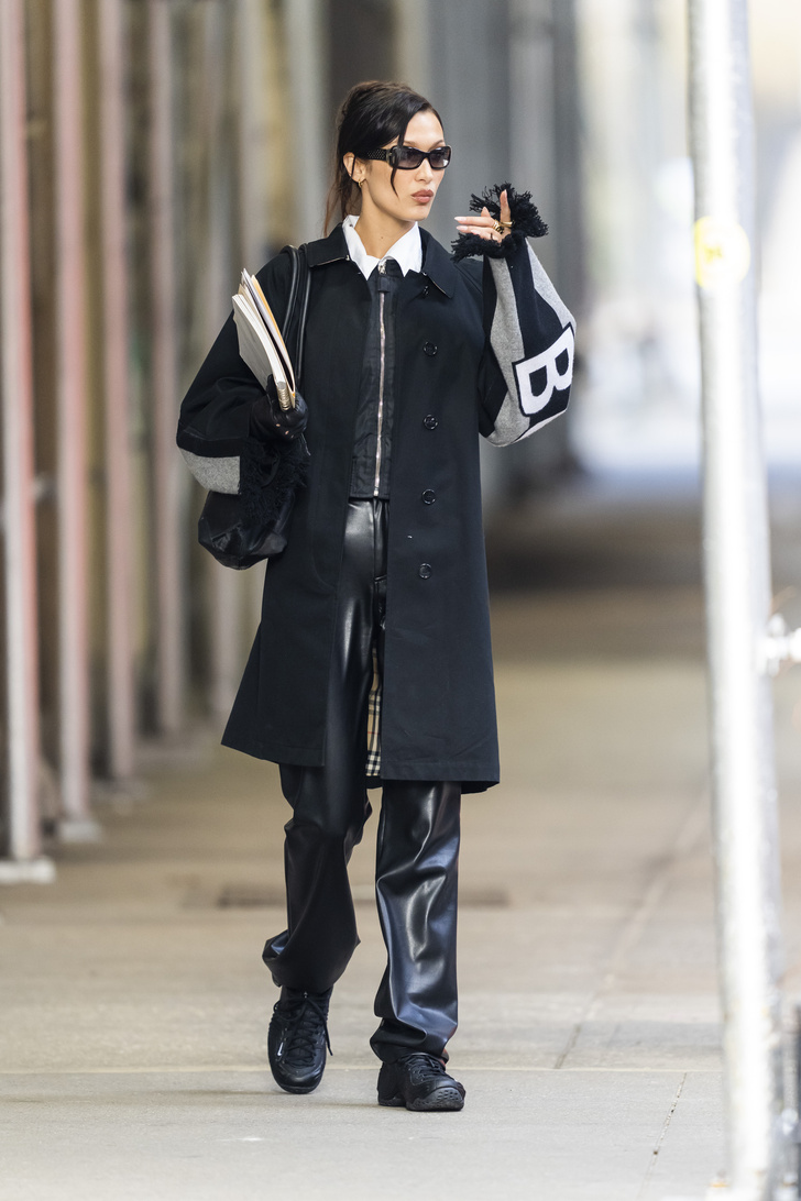 Весна в городе: Белла Хадид в тренче Burberry и кожаных брюках демонстрирует самый модный образ