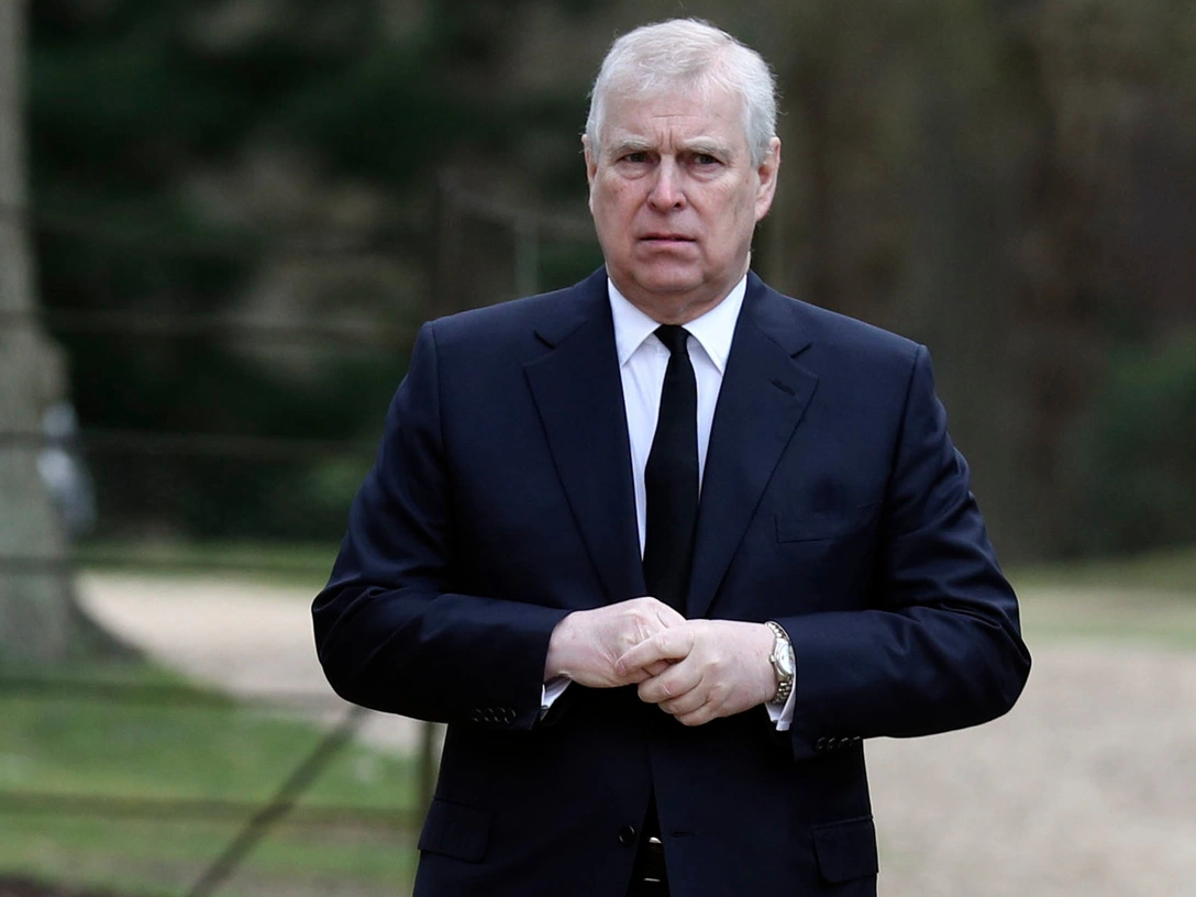 Принц Эндрю после воскресной службы в часовне Всех Святых в Виндзоре, 11 апреля 2021 | marieclaire.ru