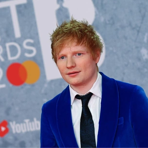 Эд Ширан появился на BRIT Awards и показал, как выглядит идеальный костюм для парня на выпускной 2022