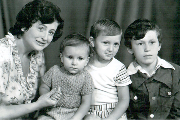 Старший брат Сергей погиб в 1987 году. На фото: мама Жанна, Ани, Игорь и Сергей