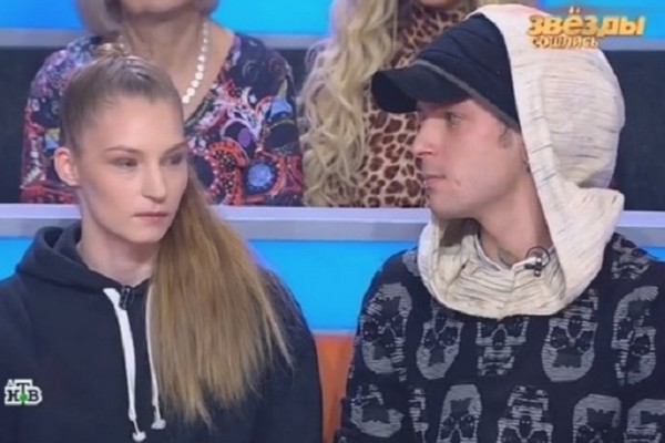Ксения Муравьева-Мукасей старается помочь брату | Источник: Кадр из программы