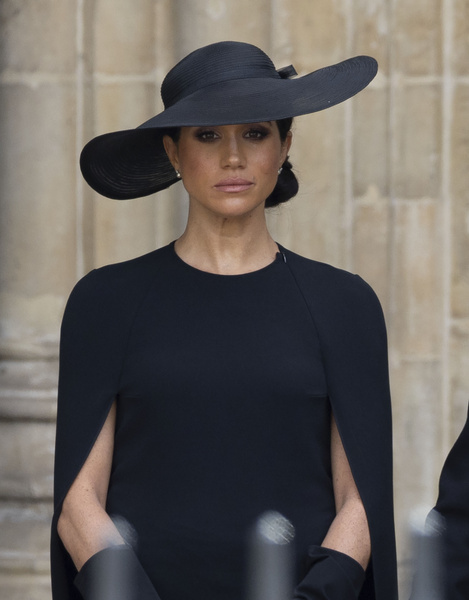 Голые руки и полуулыбка на лице: почему все обсуждают Меган Маркл на похоронах королевы