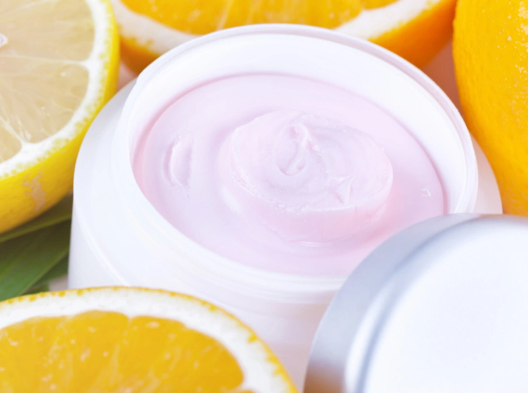 Для чего нужны кремы с антиоксидантами (и как их выбрать) | marieclaire.ru