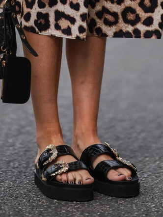 Стыдно носить: 6 пар сандалий, которые навсегда вышли из моды — снимите их немедленно
