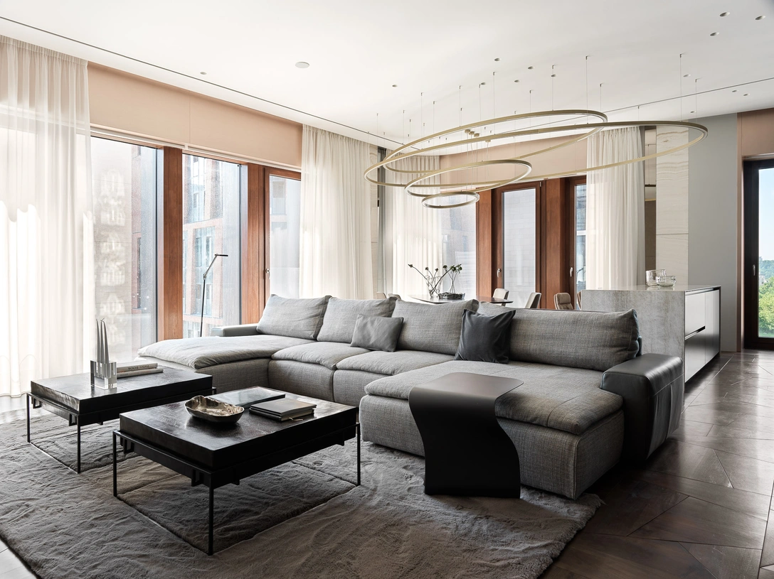 Гостиная. Оконные проемы отделаны металлом. В них встроены роллы. Высокие зеркала разных цветов вечером светятся. Диван, DidreItalia. Придиванный столик, Bonaldo. Журнальный столик, Moon Storеs. Торшер, Flos. | Источник: Сергей Красюк