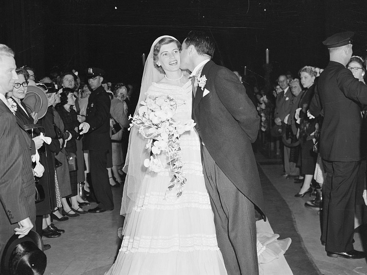 Бабушкино платье и минимум гостей: наследница династии Кеннеди вышла замуж
