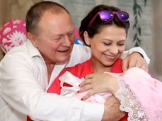 Дочь 70-летнего Бориса Галкина родилась раньше срока