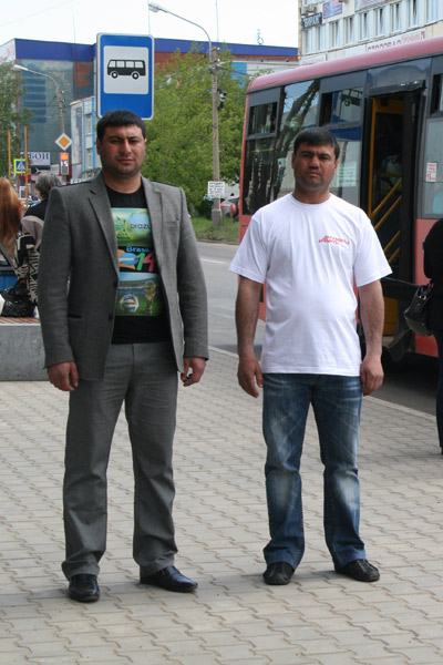 Братья Сабухи (справа) и Туралу переехали в Красноярск  из Азербайджана 15 лет назад, они работают на радиорынке