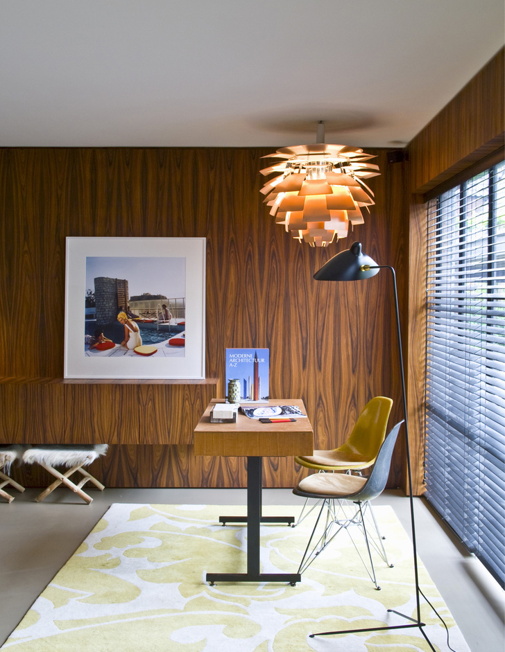 В офисе, оформленном бельгийским архитектором Винсентом ван Дуйсеном, стены, оконные откосы и полки обшиты деревянными панелями.