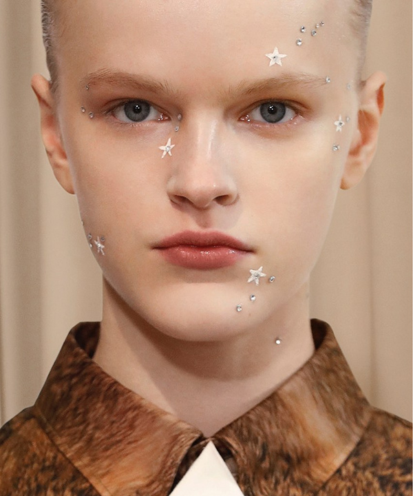 Тонко и со вкусом: звездный макияж на показе Burberry Men’s Fall 2021