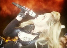 Мадонна разбила лицо во время концерта