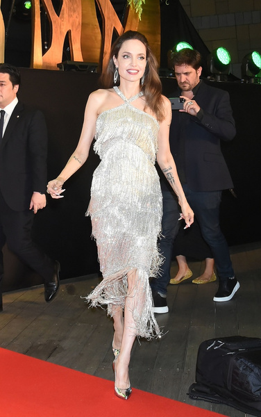 Анджелина Джоли вышла в свет в непривычном для себя светлом, да еще и «живом» платье