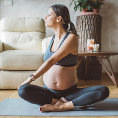 Не только расслабление: чем полезна йога для беременных