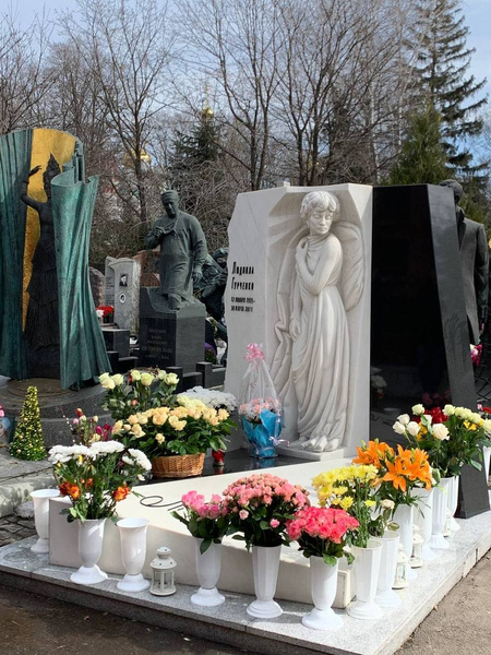 Внучка Гурченко произнесла трогательную речь у могилы бабушки в 10-ю годовщину ее смерти — видео