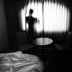 Не призрак и не дух: научно объясняем, почему иногда кажется, что в комнате кто-то есть