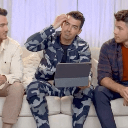 Соблюдая традиции: Jonas Brothers объединились на Рождество 🎶