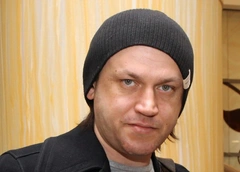 «Затащил ее в квартиру, повалил на пол»: как Сигарев первым сообщил Трояновой о самоубийстве ее сына