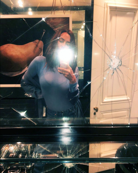Венец безбрачия: Ирина Шейк смотрится в разбитое зеркало, не боясь суеверий о 7 годах одиночества