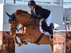 Всегда на коне: как любовь к лошадям сделала из дочери Романа Абрамовича жокея экстра-класса