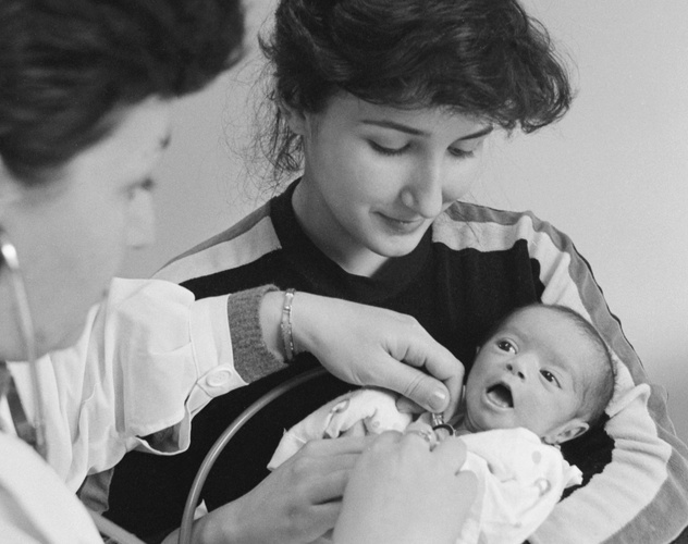 Беременные школьницы в СССР: истории «Лолит», которых травили за их раннее материнство